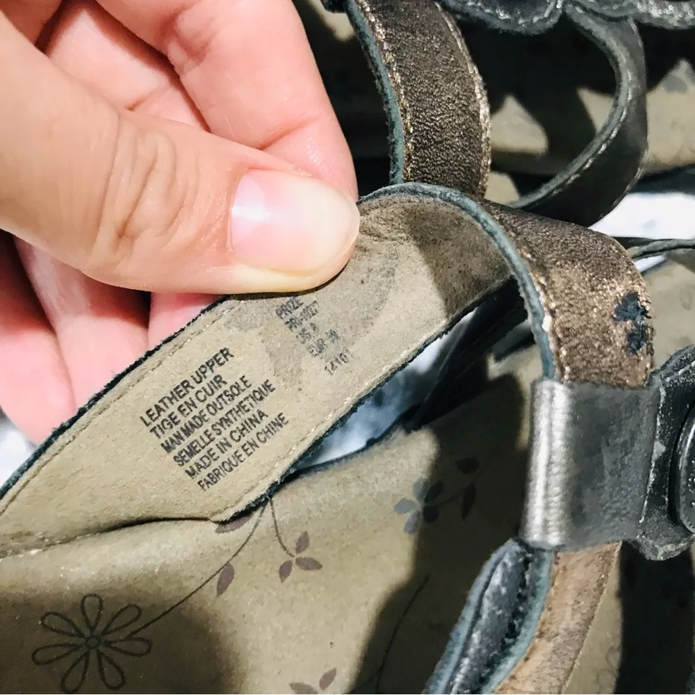 Taos‎ sandals